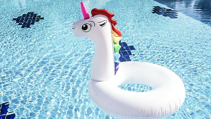 Aufblasbares Einhorn im Pool