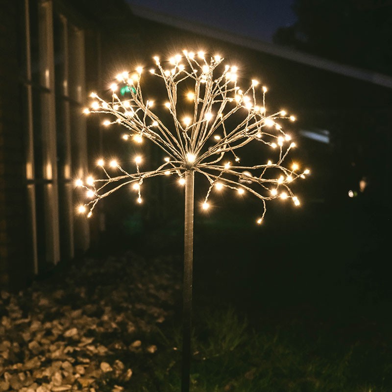 Weihnachtsbeleuchtung Baum mit Schnee